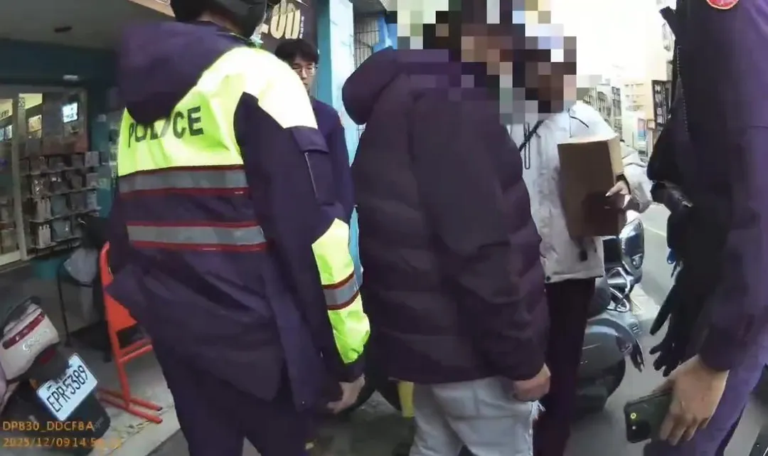 通緝男闖紅燈遭警方攔下查出通緝身分。（圖／翻攝畫面）