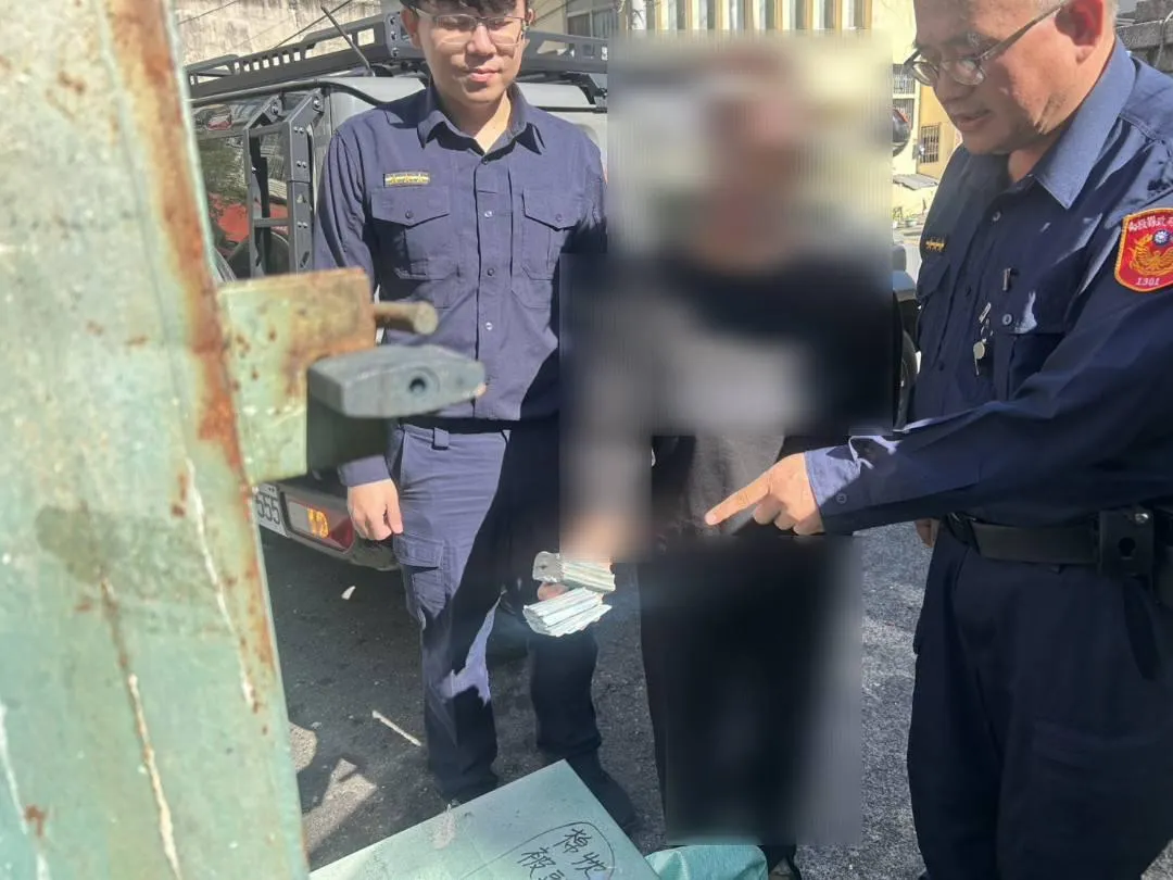 魏民見到失而復得的鉅額現金連聲向警方表達感謝。（圖／警方提供）