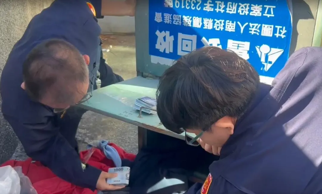 員警從西裝褲口袋中成功尋獲新臺幣20萬元現金。（圖／警方提供）