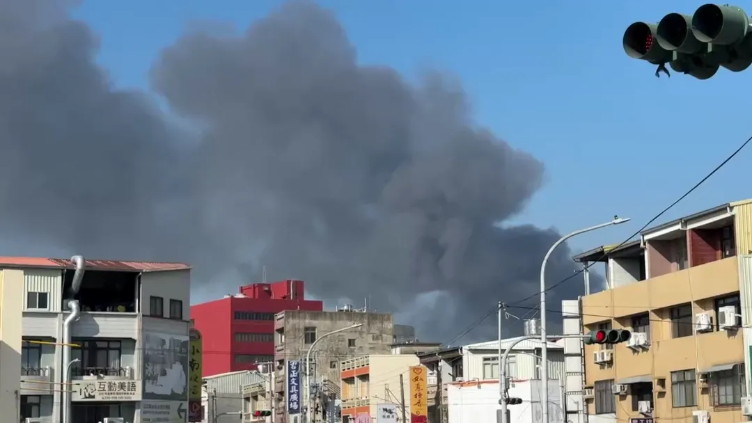 巨量黑煙瞬間讓天空「黑半邊」。（圖／中天新聞）