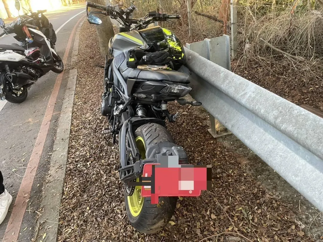 廖姓男子騎50萬元的大型紅牌重機，疑因車速過快失控自撞一旁路樹。(圖/翻攝畫面)