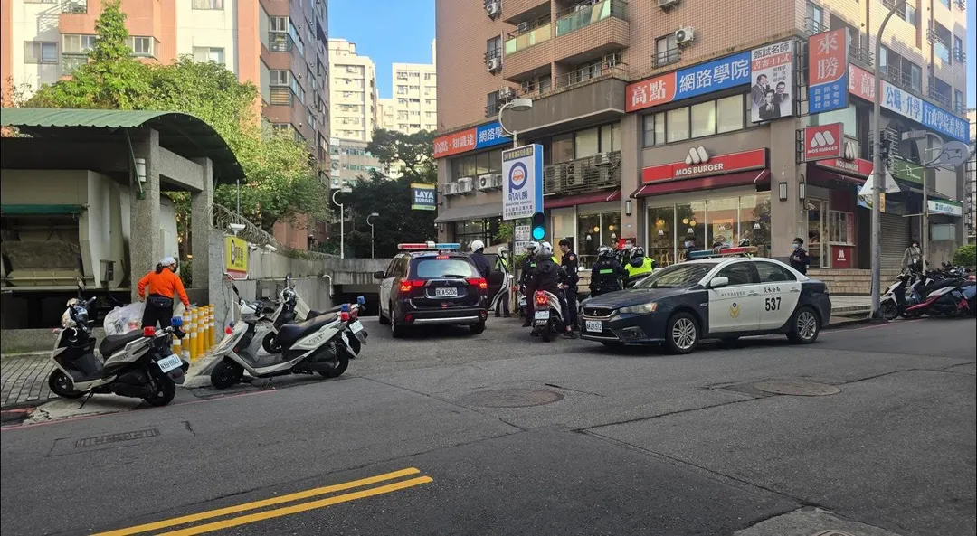 警方同時封鎖停車場出入口，「天羅地網」圍堵。（圖／警方提供）