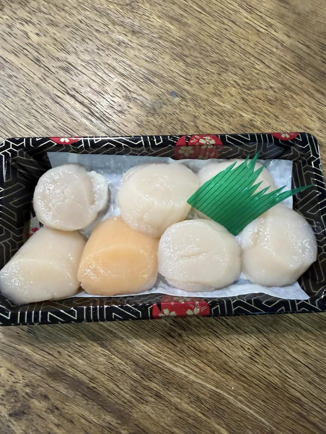 「漁爸海鮮」分享客人買到一顆橘色干貝，稱這是千分之一機率才會出現的珍貴品種。（圖／漁爸海鮮授權提供，下同）