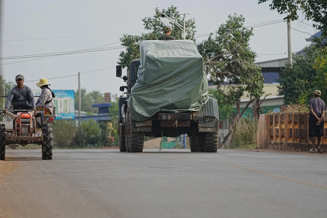 柬埔寨一輛軍車今駛過街頭。 （圖／美聯社）