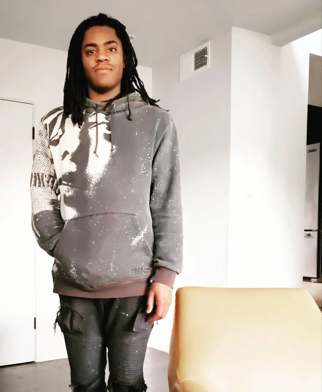 其31歲兒子麥卡·賽克斯以謀殺罪名移送。（圖／翻攝Instagram「JubilantSykes」）