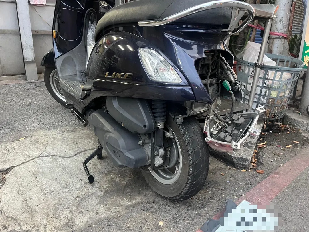 男童騎乘的機車嚴重損毀。（圖／警方提供）