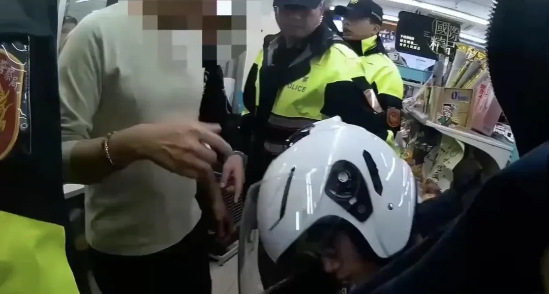 男子在超商滋事遭警方管束帶回派出所。(圖/翻攝畫面)