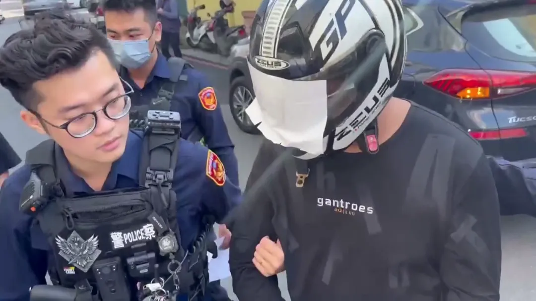 為討債持刀砍死高雄鳳山檳榔攤王姓老闆娘的呂姓男子，檢警調查發現，9年前也曾因感情糾紛，持刀砍人，這次再犯案，被法院裁定收押。（圖／中天新聞）