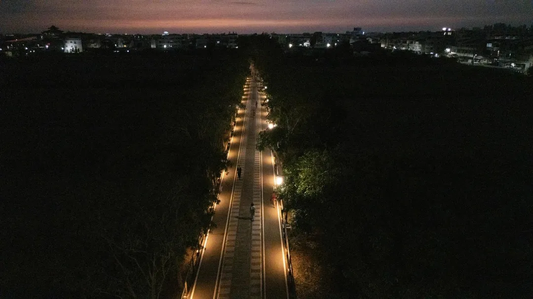 嘉義市嘉油鐵馬道夜間空拍。（圖／嘉義市政府提供）