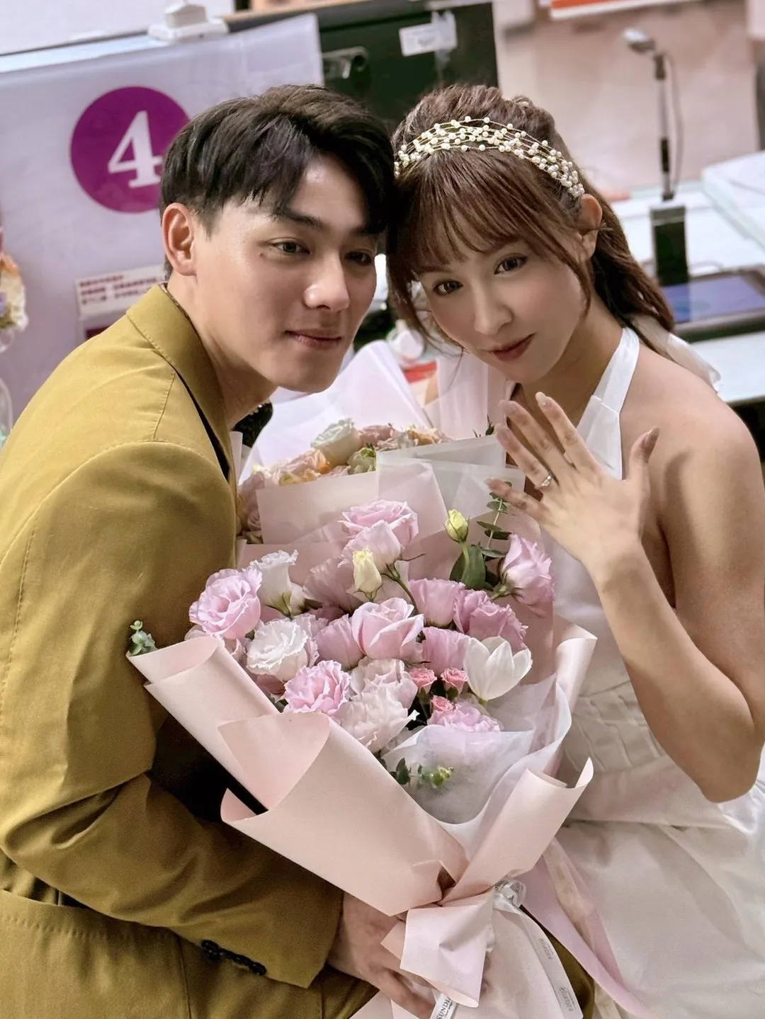 陳晨威與啾啾至戶政事務所辦理結婚登記手續。（圖／陳晨威、Julia提供）