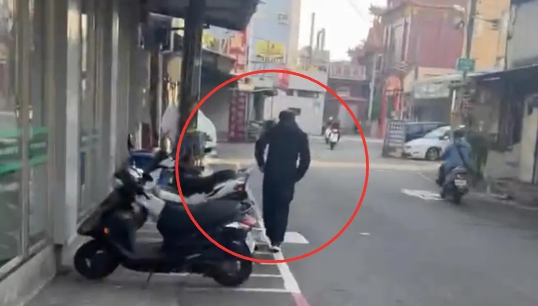 嫌犯呂男行兇逃逸被目擊者拍下。（圖／翻攝畫面）