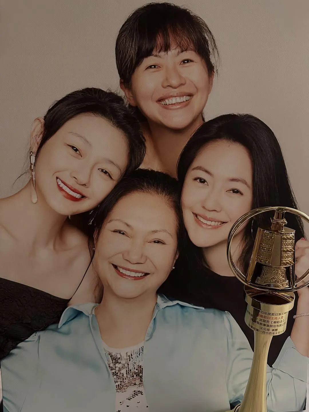 小S分享將金鐘獎座擺在S媽和S家3姊妹的合照前的照片。(圖/翻攝自小S IG)