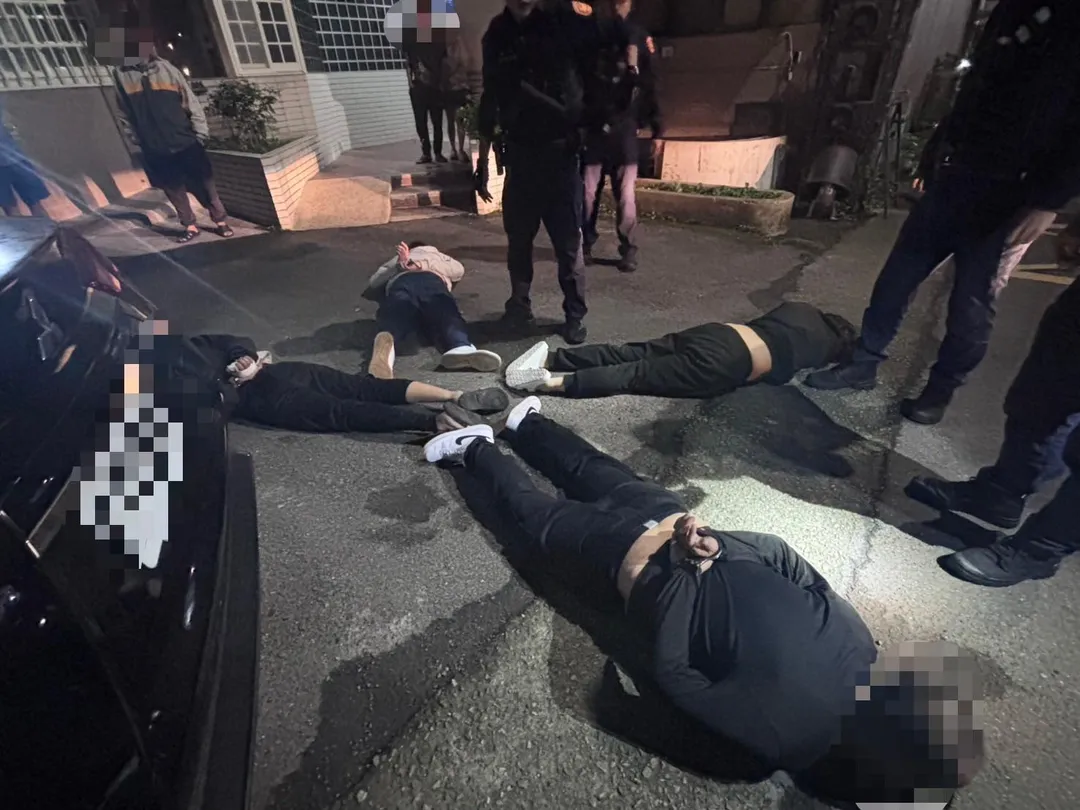 新北市林口分局員警發現一輛黑色自小客車形跡可疑攔查，未料駕駛加速逃逸，最後開進死巷，除了駕駛毒駕，副駕乘客被通緝，4人全被逮。（圖／警方提供）