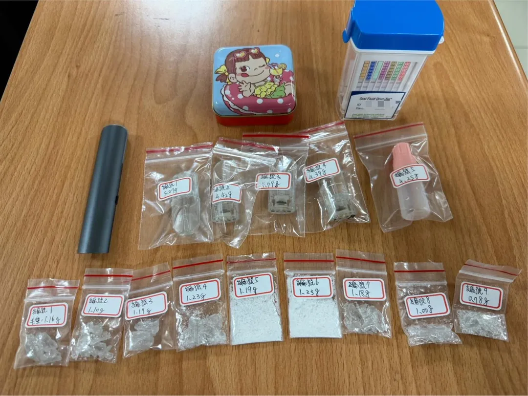 警方現場起獲安非他命7包，總毛重7.64公克，另查獲依托咪酯煙油1瓶及煙彈4個，總毛重22.92公克。（圖／警方提供）