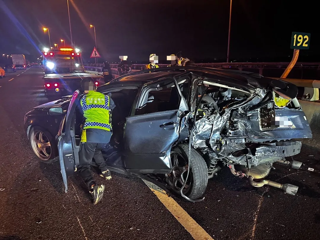 國道3號彰化和美路段發生追撞車禍，轎車車尾被撞到嚴重變形。（圖／國道警察提供）