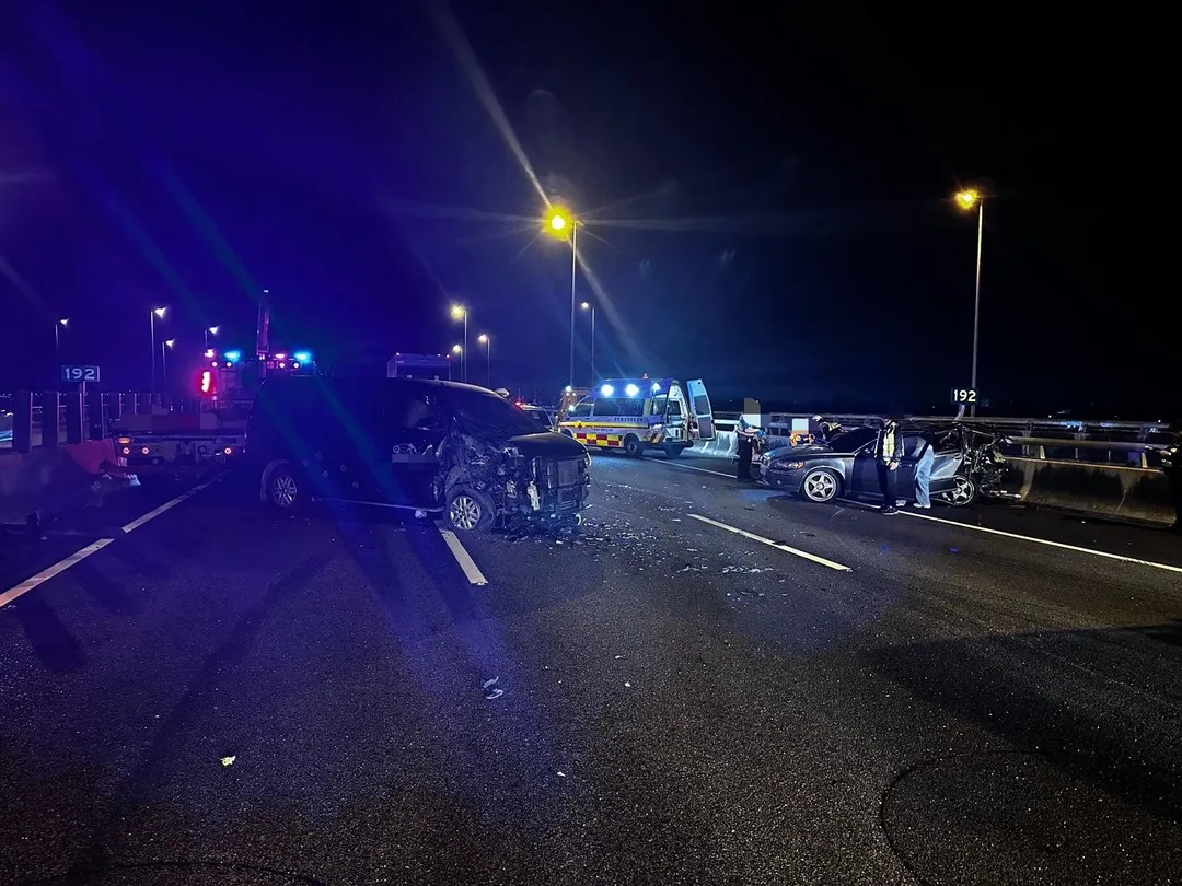 國道3號彰化和美路段發生追撞車禍，轎車車尾被撞到嚴重變形，追撞的廂型車車頭也毀損。（圖／國道警察提供）