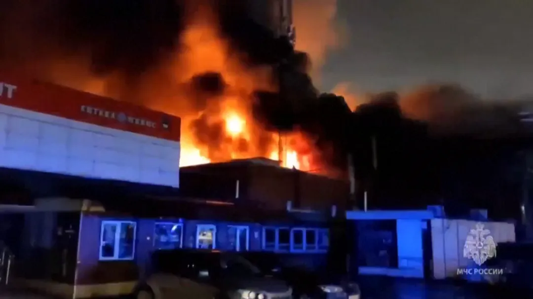 大火蔓延速度極快，消防耗時兩個半小時才控制住火勢。（圖／美聯社）