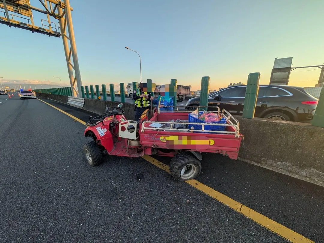87歲何姓老翁疑似走錯路，開農機逆向上國道，引發3車追撞事故。（圖／國道警察提供）