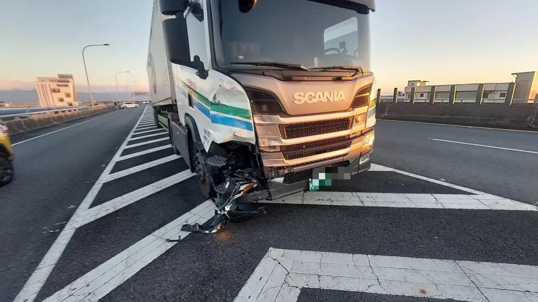 87歲何姓老翁疑似走錯路，開農機逆向上國道，引發3車追撞事故。（圖／國道警察提供）