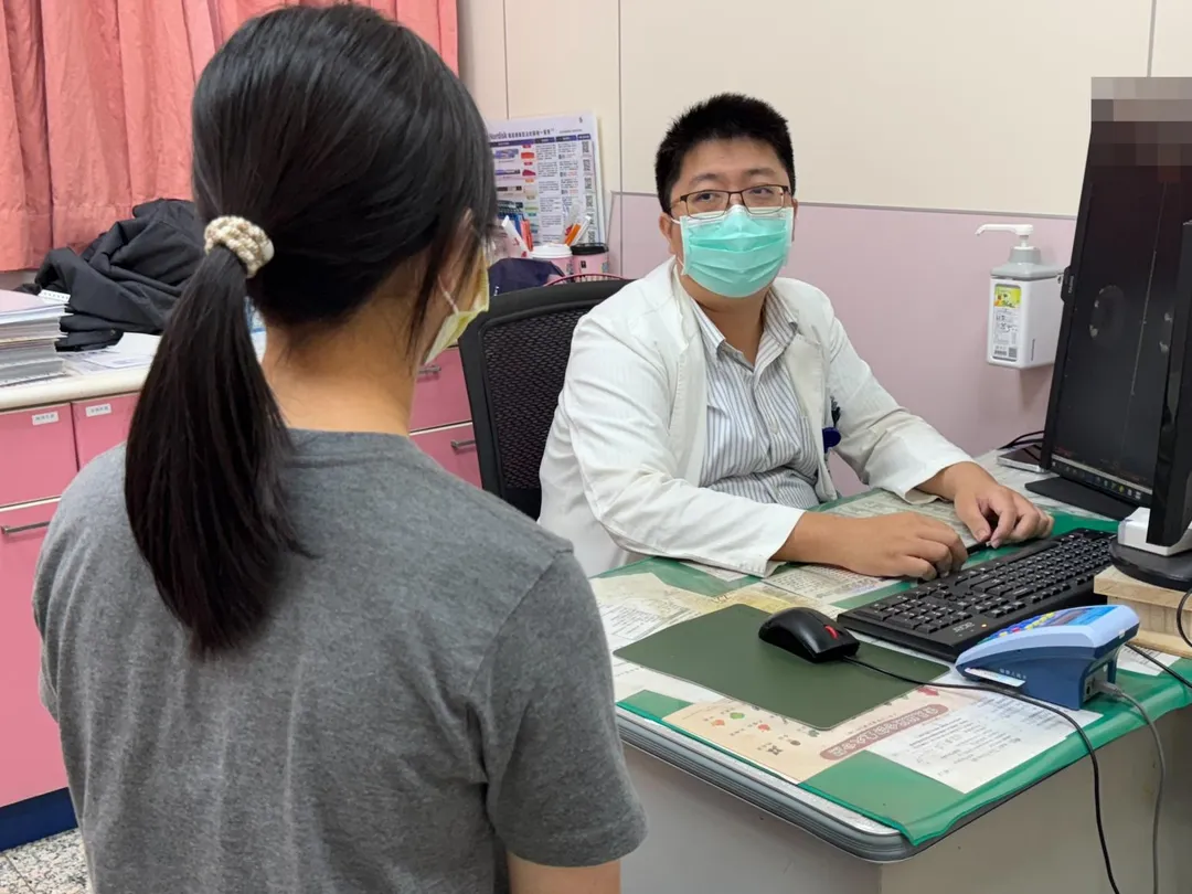 一名婦人眼睛模糊就診,李綜合醫院醫師張峻誠診斷出為中風。(圖/李綜合醫院)