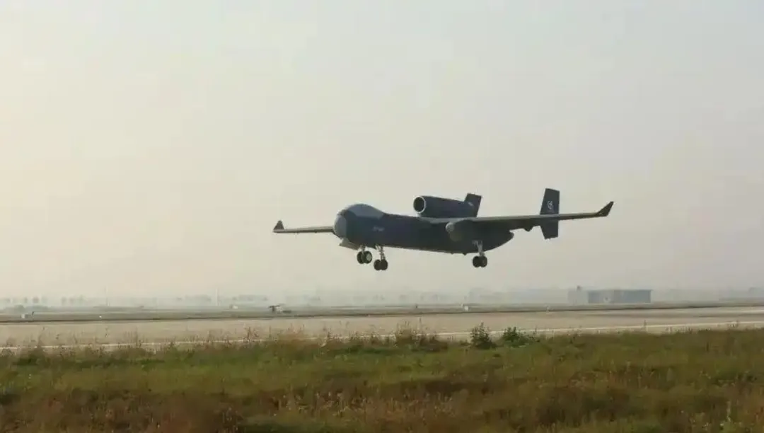 陸無人機航母「九天」成功首飛。（圖／新華社）