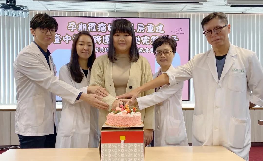 臺中榮總醫療團隊共同照護陳小姐於孕期切除乳房葉狀瘤、重建並順利產子,12月11日提前為她慶生。(圖/臺中榮總)