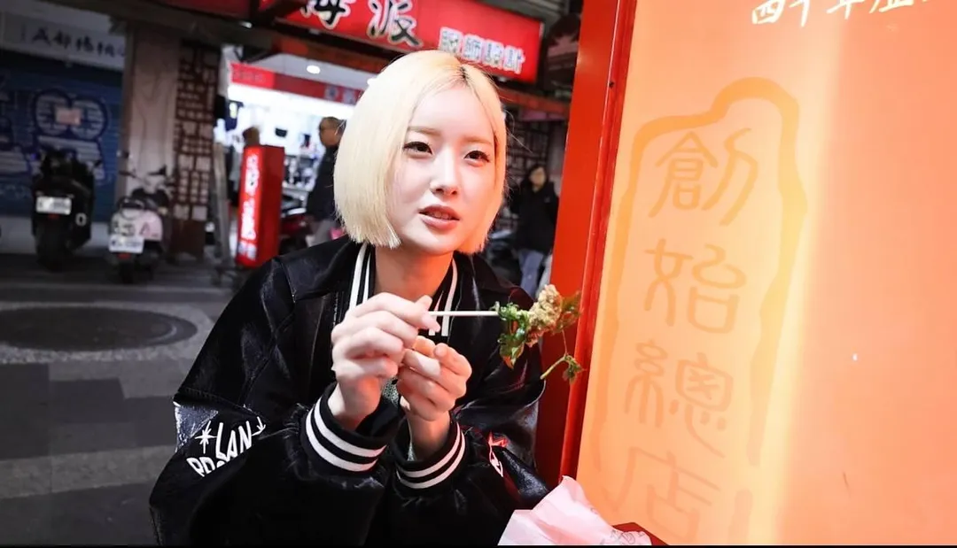 徐賢淑大讚鹹酥雞相當美味。（圖／譚兆青攝）