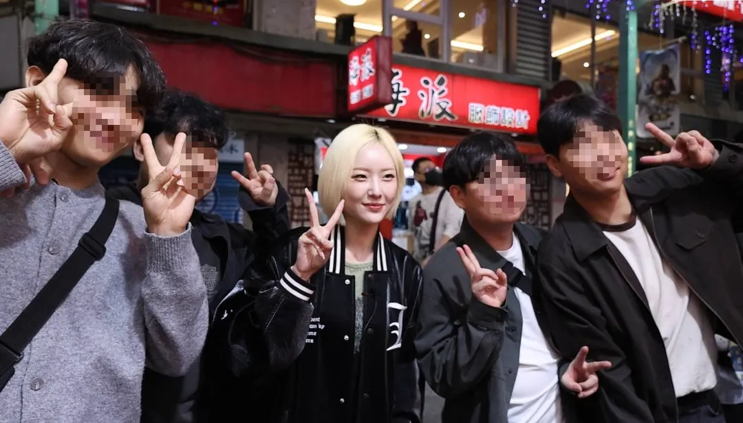 韓國球迷認出徐賢淑要求合影。（圖／譚兆青攝）