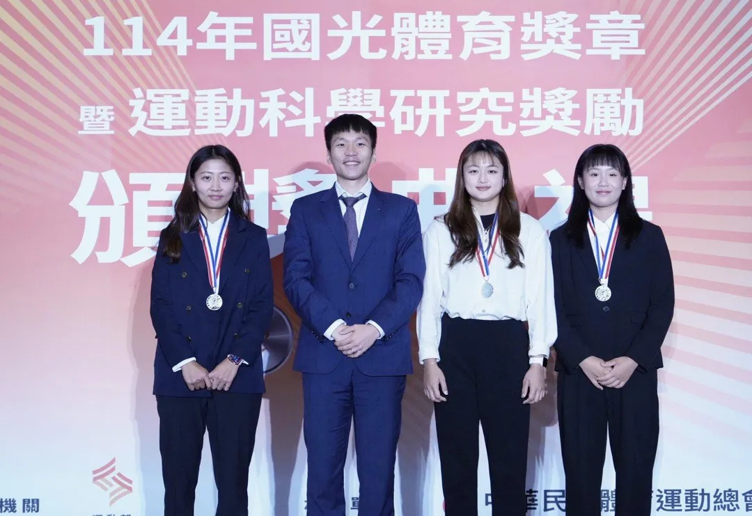 反曲弓女子團體選手邱意晴(左1)、許芯慈(右1)、李采璇(右2)與李洋合影。(圖/運動部提供)