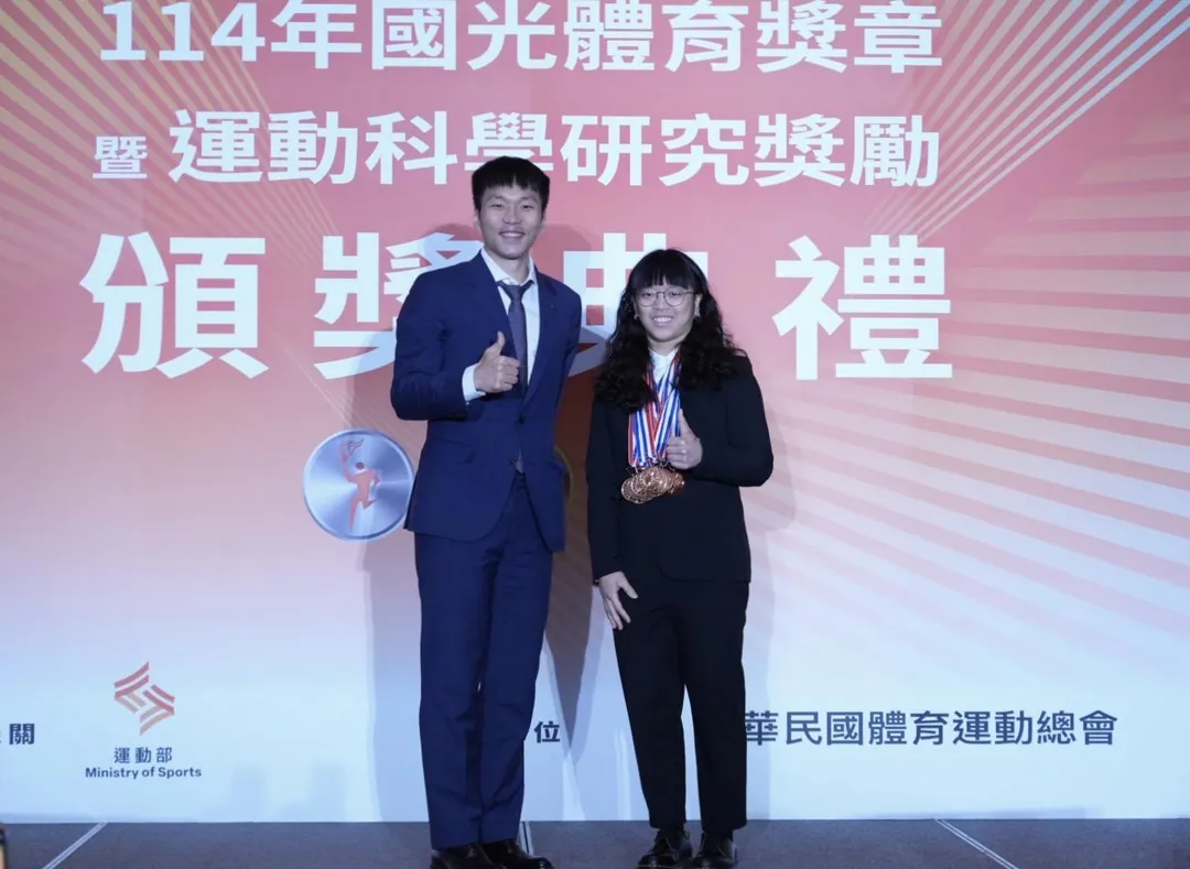 運動部李洋部長與舉重選手陳冠伶合影。(圖/運動部提供)