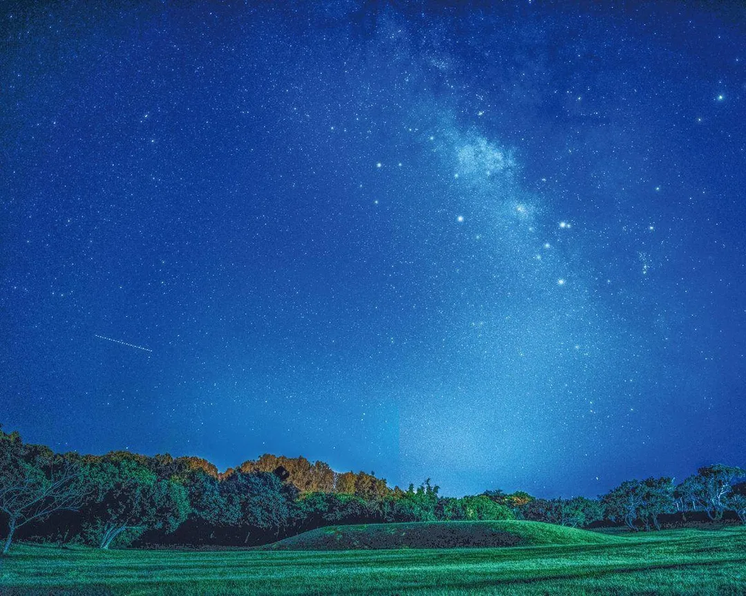 為讓民眾更深入感受星空魅力，活動特邀屏東星空大使施世治與星空解說團隊進行專業導覽，帶領民眾欣賞冬季銀河與雙子座流星雨的壯麗天象。（圖/屏東縣政府提供）