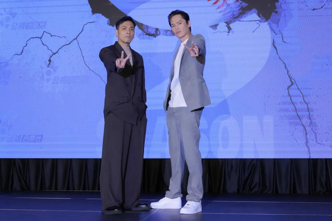 黃鐙輝（右）笑稱在《菜鳥仔 NICE PLAY》緊張到一度不知道該主持什麼。（圖／公視台語台提供）