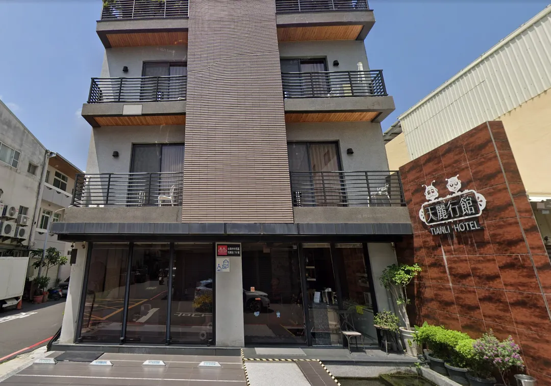台南一家名為「福麥國際室內裝修公司」的裝修業者，竟以5.9億元得標國防部「RDX海掃更」旋風炸藥採購案，現址經營旅館。（圖／取自Google Maps）