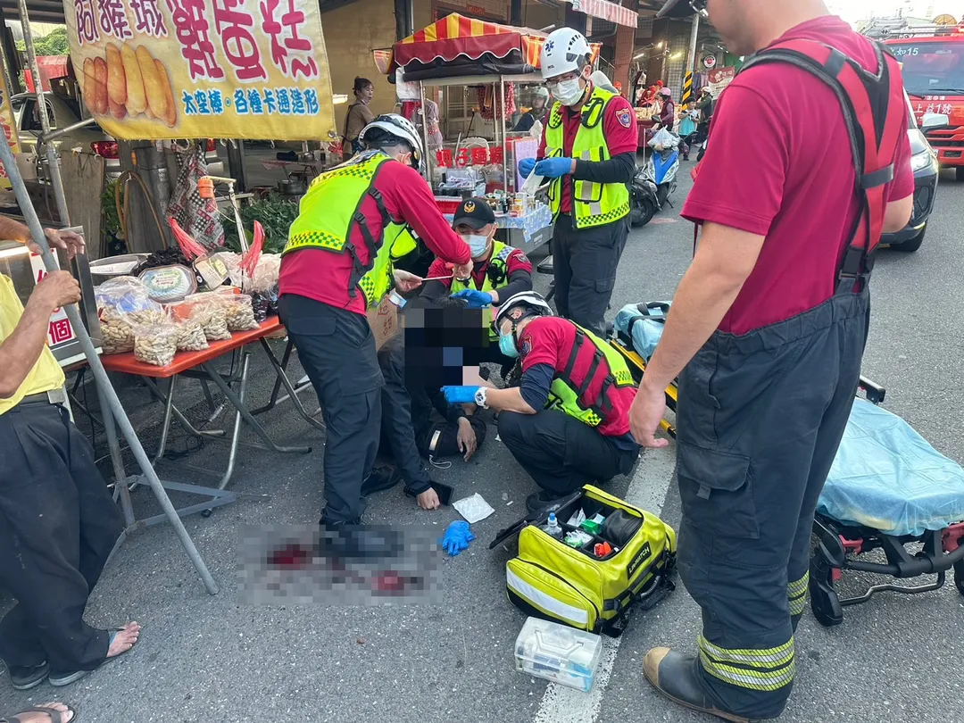 26歲林姓男子帶著飼養的緬甸蟒外出，寵物蛇突然纏繞他的脖子，導致他呼吸困難，重心不穩跌倒在地，撞擊後腦，地面血跡斑斑。（圖／中天新聞）