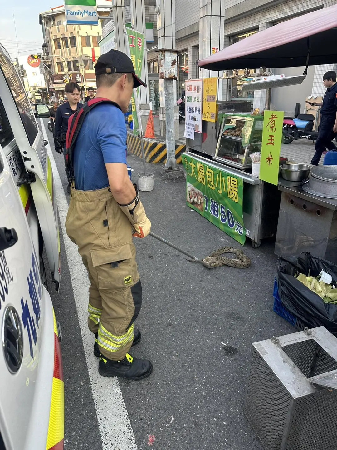 26歲林姓男子帶著飼養的緬甸蟒外出，寵物蛇突然纏繞他的脖子。（圖／中天新聞）