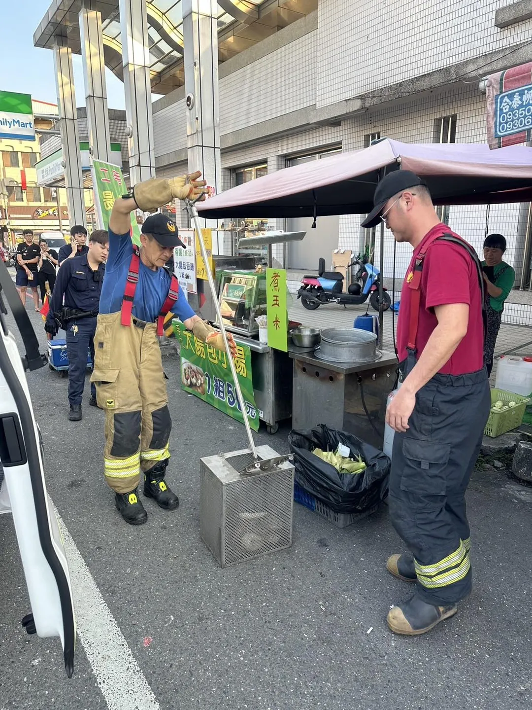 26歲林姓男子帶著飼養的緬甸蟒外出，寵物蛇突然纏繞他的脖子，導致他呼吸困難，重心不穩跌倒在地，撞擊後腦，地面血跡斑斑。（圖／中天新聞）