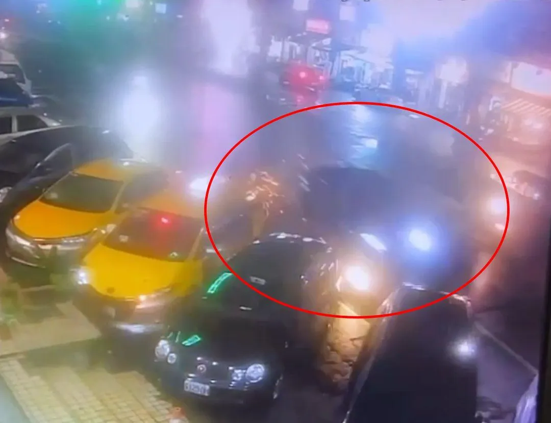 32歲陳姓男子毒駕失控暴衝，連撞7部汽機車，導致3人受傷送醫，監視器清楚拍下陳男擦撞出火花。（圖／警方提供）