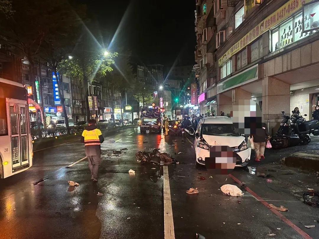 陳男毒駕現場一片狼藉。（圖／警方提供）