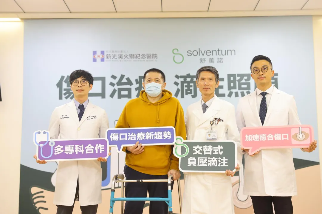 單親父親蘇先生因嚴重車禍導致雙腿幾近截斷,經交替式負壓滴注新療法,成功保住雙腿並恢復行走能力。(圖/新光醫院)