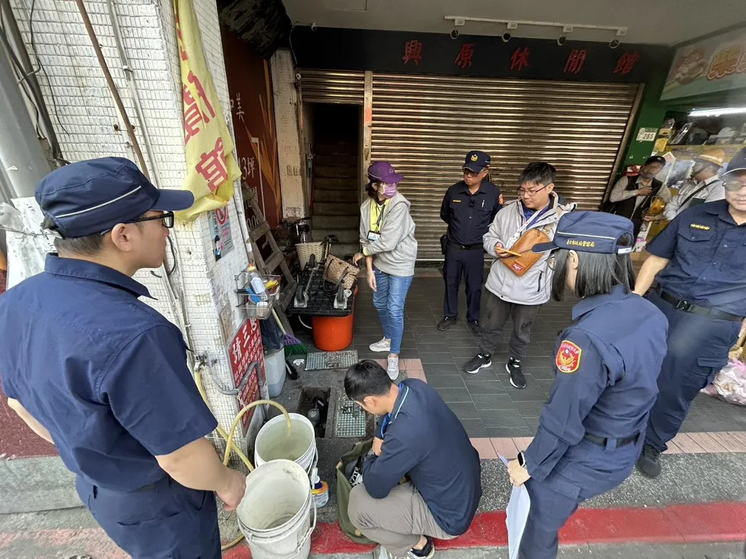 台北市北投一間休閒館被查獲聚賭3次，警方和市府人員前往斷水斷電。（圖／警方提供）