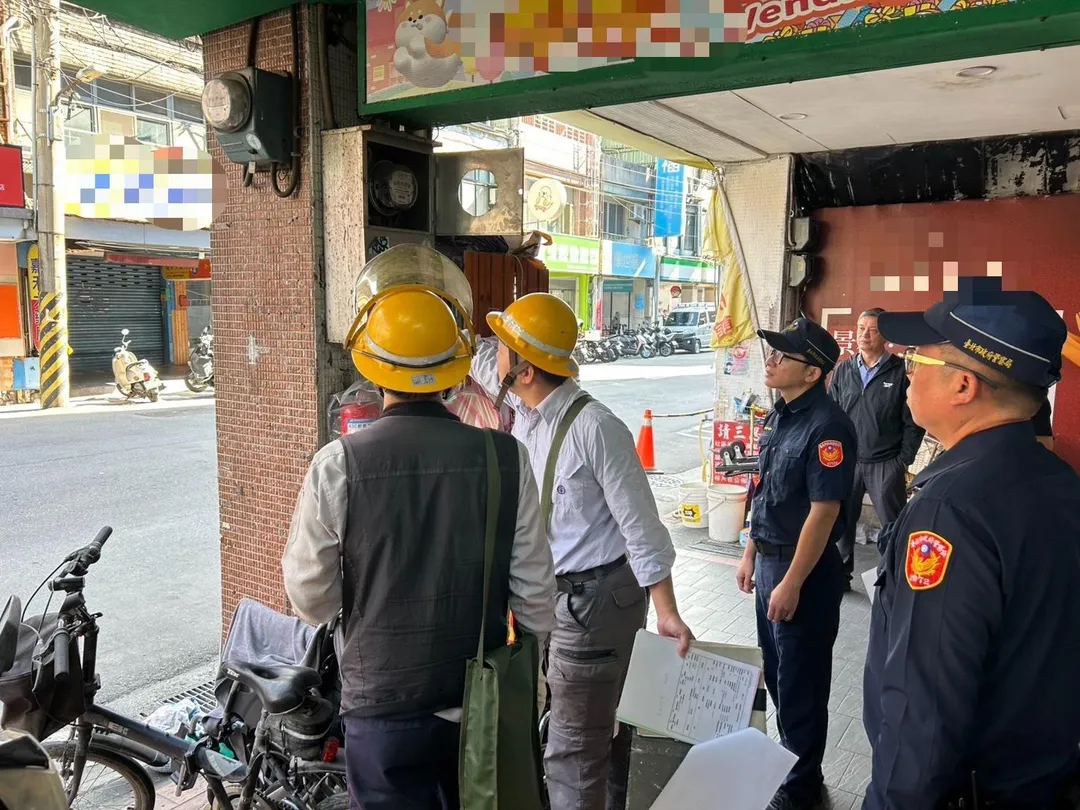 台北市北投一間休閒館被查獲聚賭3次，警方和市府人員前往斷水斷電。（圖／警方提供）