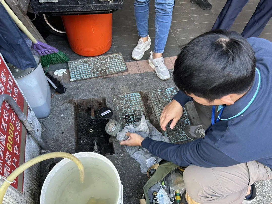 台北市北投一間休閒館被查獲聚賭3次，警方和市府人員前往斷水斷電。（圖／警方提供）