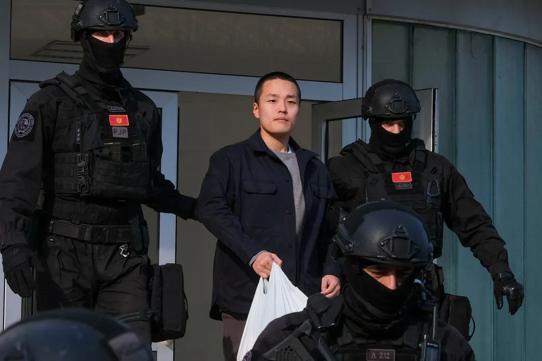 權道亨於2024年3月23日被蒙特內哥羅警方押解。(圖/美聯社)