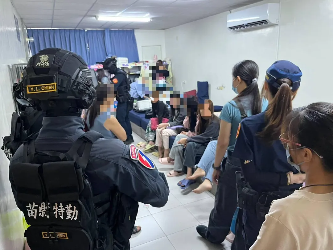 66歲江姓男子經營一條龍色情產業鏈，警方當場查獲15名泰女。（圖／警方提供）