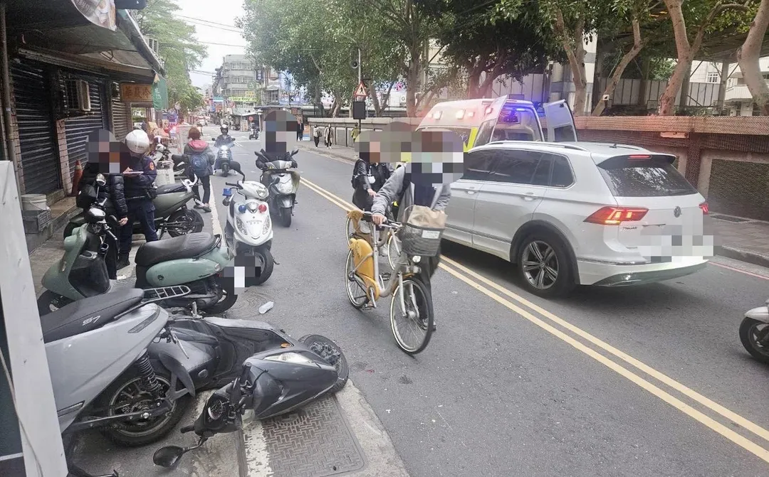 救護車趕赴現場將騎士緊急送醫。（圖／翻攝畫面）
