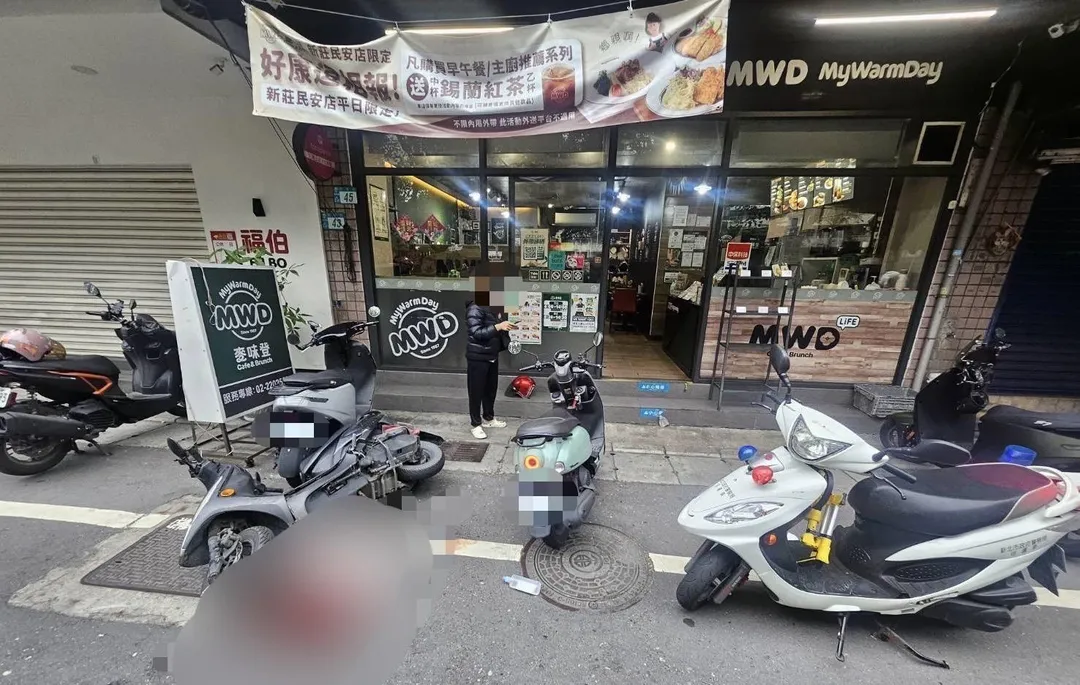 新北市新莊上午發生一起嚴重車禍。（圖／翻攝畫面）