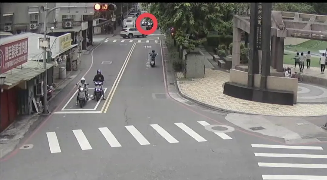 肇事車輛為閃違停車撞上機車。（圖／翻攝畫面）