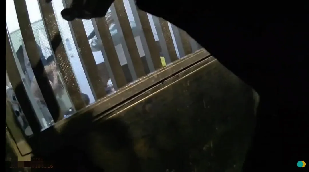 新北市三峽警方查獲8名越南籍失聯移工，員警破門逮人。（圖／警方提供）