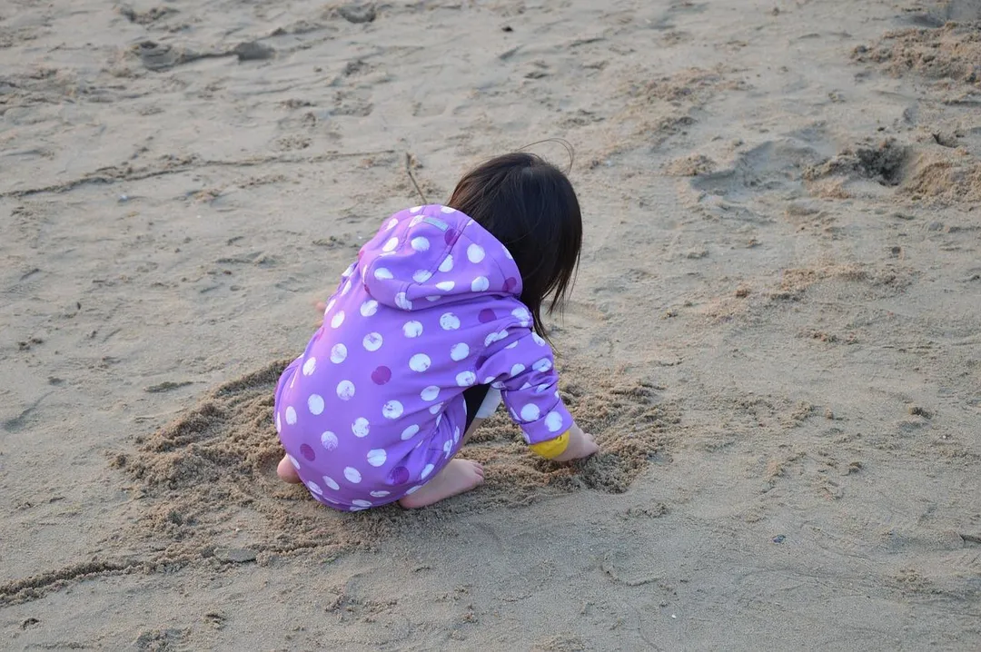 3~7歲幼童是蟯蟲高風險群，常常在地上玩、咬手指，又容易在擁擠空間群體活動，所以導致集體感染。（示意圖／Pixabay）