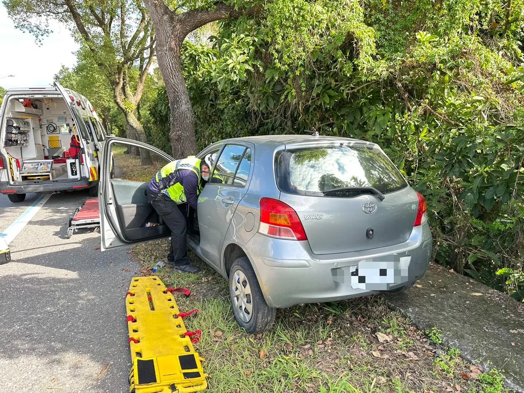 72歲張姓駕駛夾困車內，警消趕緊搶救。（圖／翻攝畫面）